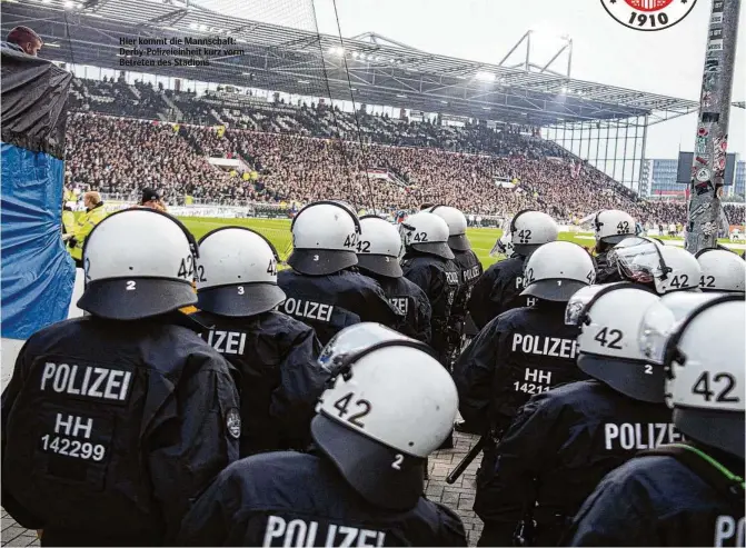  ?? ?? Hier kommt die Mannschaft: Derby-Polizeiein­heit kurz vorm Betreten des Stadions