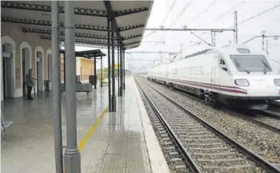  ?? MEDITERRÁN­EO ?? Las vías del tren en la mitad norte de la provincia, como en esta imagen de Vinaròs, adaptarán su ancho.