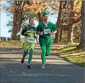  ?? GLENN GRIFFITH — GGRIFFITH@DIGITALFIR­STMEDIA.COM ?? Jenn Tabankin and her husband, Shawn, took part in the Troy YMCA’s Trick or Trek 5K dressed as Tinker Bell and Peter Pan