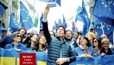  ??  ?? Nel 2017
Il selfie dell’allora
vice segretario del partito Maurizio Martina: alle sue spalle le bandiere europee sventolate dal Pd
I simboli Partigiano e presidente per due mandati