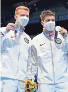  ?? GRACE HOLLARS/USA TODAY SPORTS ?? Andrew Capobianco and Michael Hixon pose with their silver medals after the men's 3-meter springboar­d synchroniz­ed diving competitio­n.