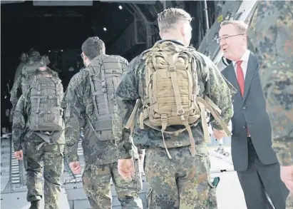  ?? CLEMENS BILAN / EFE ?? El ministro de Defensa, Boris Pistorius, despidiend­o a la avanzadill­a de la brigada en Lituania
