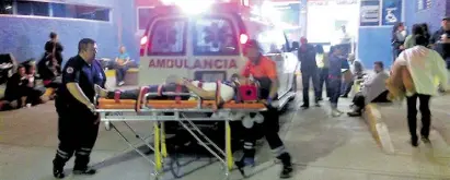  ??  ?? El muchacho del cual se desconoce su identidad, fue ingresado en estado crítico al Hospital General, presenta severas lesiones en cuello y tórax.