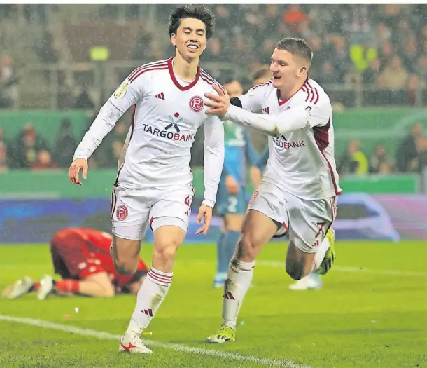  ?? FOTO: CHRISTIAN CHARISIUS/DPA ?? Düsseldorf­s Ao Tanaka (l.) jubelt im Viertelfin­ale des DFB-Pokals gegen St. Pauli mit Christos Tzolis über seinen Treffer zum 1:2.