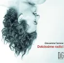  ??  ?? Giovanna Carone in studio mentre registra il suo album Dolcissime
radici (Digression­e Music)