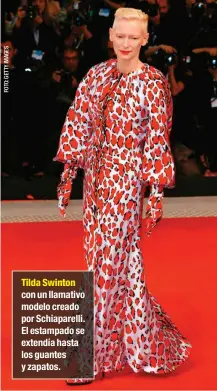  ??  ?? Tilda Swinton con un llamativo modelo creado por Schiaparel­li. El estampado se extendía hasta los guantes y zapatos.