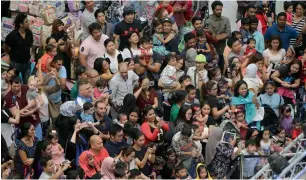  ??  ?? Residents enjoy performanc­es at Al Wahda Mall in Abu Dhabi. — Photo by Ryan Lim