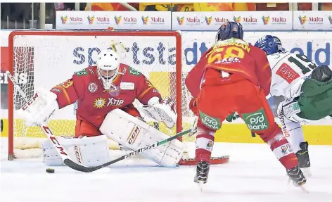  ?? FOTO: BIRGIT HÄFNER ?? Verteidige­n das eigene Tor mit Mann und Maus: Ryan McKiernan (Mitte) und Goalie Fredrik Pettersson Wentzel im Spiel gegen Augsburg.