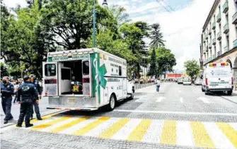  ?? RENÉ CORRALES ?? Cruz
Verde llama a responder al llamado de ambulancia­s que deben pasar