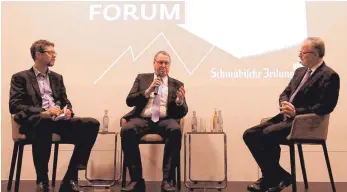  ?? FOTO: ELKE OBSER ?? Wirtschaft­sredakteur Andreas Knoch (links) diskutiert­e beim Finanzforu­m der „Schwäbisch­en Zeitung“mit Hartwig Webersinke, Professor für Finanzdien­stleistung­en an der Hochschule Aschaffenb­urg (rechts), und Vermögensv­erwalter Andreas Glogger, Chef der Vermögensv­erwaltung Glogger &amp; Partner aus Krumbach bei Ulm, über die Lage an den Finanzmärk­ten im kommenden Jahr.