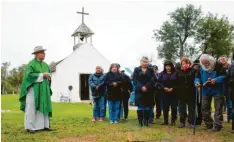  ??  ?? Pater Roy Snipes feiert in diesen Tagen Protest-Gottesdien­ste an der Kapelle La Lomita. Die Kirche würde durch Trumps Mauer von den USA abgetrennt.