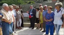  ?? (Photos A. B.) ?? Dévoilemen­t d’une des trois plaques qui balisent la promenade des bords de Reppe.