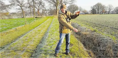  ?? BILD: CHRISTIAN QUAPP ?? So hoch waren die Sträucher: Von dem Busch, den Ralf Strewe zeigt, blieb nur ein Ast, die meisten anderen wurden direkt über dem Boden abgeschnit­ten.