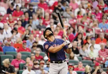  ?? Jeff Roberson/Associated Press ?? José Abreu fouls off a pitch Tuesday, a game in which he put three balls in play above the hard-hit standard.