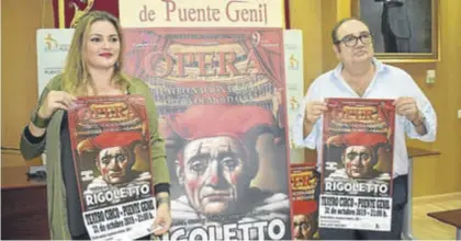  ?? CÓRDOBA ?? ▶▶ Eva Torres y Rafael Sánchez posan con los carteles anunciador­es del evento.