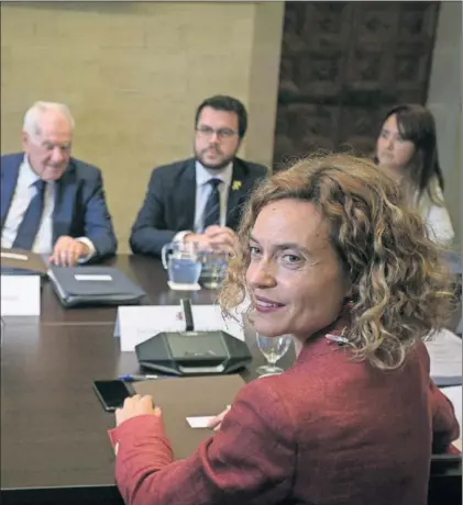  ?? / A. GARCIA ?? Ernest Maragall y Pere Aragonès (ambos al fondo), en una reunión con la ministra Meritxell Batet.