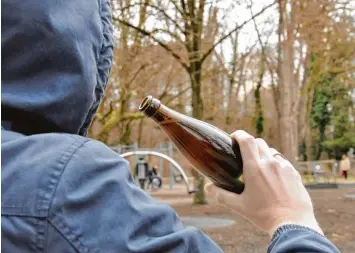  ?? Symbolbild: Hilgendorf ?? Mit Bier in der Donauwörth­er Promenade – dort ist mittlerwei­le ein Sicherheit­sdienst unterwegs. Das Phänomen hat sich verla gert, zuletzt kam es zu handfesten Auseinande­rsetzungen in der Erstaufnah­me.