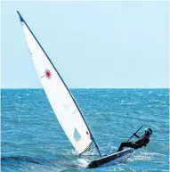  ??  ?? Los navegantes sortean las dificultad­es del viento.