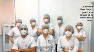  ??  ?? La doctora Pérez Dorao, junto a su equipo de la clínica Brasil Ocho.