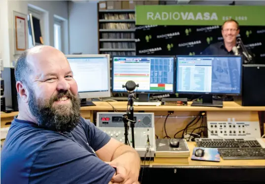  ?? FOTO: LEHTIKUVA / MARCUS LILLKVIST / SPT ?? KOMMERSIEL­L RADIO FINNS äVEN På SVENSKA. Anssi Marttinen är både programled­are och ägare för Radio Vaasa. Vd Christer Nyberg i bakgrunden.