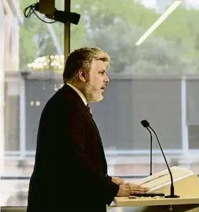  ?? JUNTS ?? Albert Batet ayer en el atril de la sala de prensa del Parlament