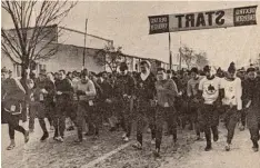  ??  ?? In den Anfängen des Gersthofer Silvesterl­aufes war das Gehen ein wichtiger Bestand teil. Im Jahr 1971 gerieten die hier gestartete­n Sportler allerdings auf Abwege.