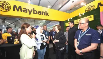  ?? — Bernama photo ?? Permodalan Nasional Bhd (PNB) group chairman Tan Sri Zeti Akhtar Aziz (third right) visits Maybank’s booth at MSAM 2019. Also seen are Hamirullah (third left) and PNB president and chief executive officer Datuk Abdul Rahman Ahmad (right).