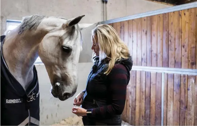  ?? ANDERS MINGE ?? Ellen Espedal er styreleder i Rogaland rideklubb. Her sammen med sin egen hest, ni-åringen Casino S.