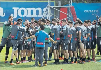  ?? FOTO: MORATA ?? Los jugadores del Espanyol, en un entrenamie­nto de esta semana. El buen ambiente preside el vestuario desde el cambio de técnico