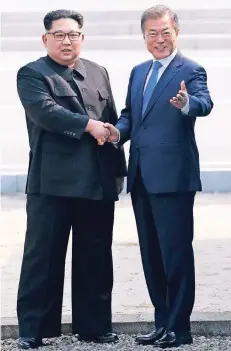  ?? FOTO: AP ?? Frieden in Korea? Am Freitag reichten sich der nordkorean­ische Diktator Kim Jong Un und der südkoreani­sche Präsident Moon Jae In die Hand.