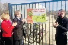  ??  ?? Hermeline Malherbe, Jean Roque et Martial Carbones lors du dévoilemen­t de la plaque.