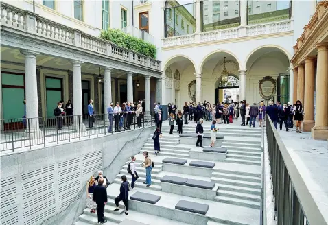  ?? ?? Palazzo Turinetti, sede delle Gallerie d’Italia a Torino: il cortile d’accesso, ripensato da Michele De Lucchi, funziona come spazio di accoglienz­a e distribuzi­one