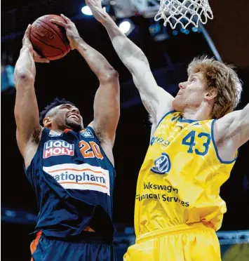  ?? Foto: Eibner ?? Braunschwe­igs Center Scott Eatherton (rechts, hier gegen Jerrelle Benimon) überragte mit 16 Punkten und 14 Rebounds unter den Körben. Die Ulmer mussten sich geschlagen geben und bangen umso mehr um die Play off Teilnahme.