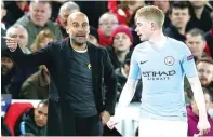  ?? ANDREW YATES/REUTERS ?? MELEMPEM: Pep Guardiola memberikan instruksi kepada Kevin De Bruyne di Anfield kemarin. City tak sekali pun mencatat shot on target.