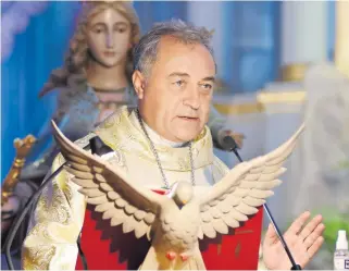  ?? FERNANDO REYES ?? Enfrenta la iglesia católica al igual que la población/