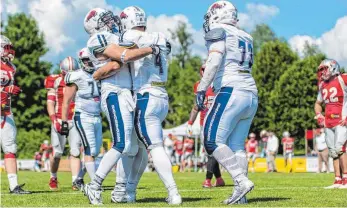  ?? FOTO: FLORIAN WOLF ?? 42:35 besiegte Ravensburg die Fursty Razorbacks beim letzten Heimspiel, über einen Touchdown freuten sich Joris Strobel (Mitte) und Martin Kreh (rechts). Jetzt kommen die Kirchdorf Wildcats.