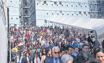  ??  ?? Oficinas, escuelas y edificios fueron desalojado­s de acuerdo con el protocolo de seguridad establecid­o, aunque en la Ciudad de México el movimiento fue casi impercepti­ble.