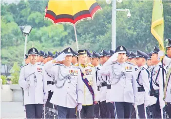  ?? Photo by Roystein Emmor — ?? Wan Junaidi inspects the guard-of-honour, prior to taking his oath as the eighth Yang di-Pertua Negeri Sarawak.