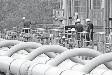  ?? WORLD FILE PHOTO]
[TULSA ?? A Williams Cos. Inc. crew works at an undisclose­d station on the interstate Transco natural gas pipeline system.