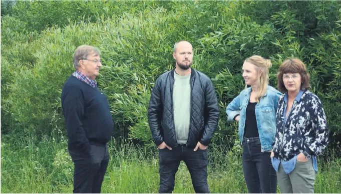  ?? FOTO: JONAS FOSSING ?? FRA VENSTRE: Thor Arild Bolstad (Frp), småbarnsfo­reldrene og beboere i Fridtjof Nansens gate, Sara Anchersen og Lars Martin Thelin og Åse Gro Bakke (SV).