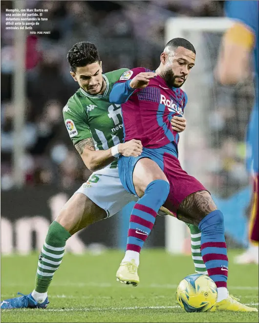  ?? FOTO: PERE PUNTÍ ?? Memphis, con Marc Bartra en una acción del partido. El delantero neerlandés lo tuvo difícil ante la pareja de centrales del Betis