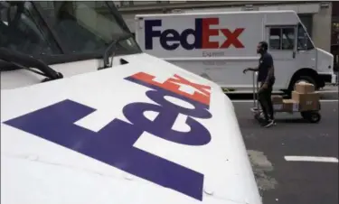  ?? MARK LENNIHAN — THE ASSOCIATED PRESS FILE ?? FedEx, which offers discounts to NRA members, said it is sticking with the organizati­on.