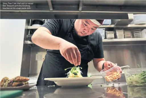  ?? RICHARD LAUTENS TORONTO STAR ?? Shiso Tree Cafe chef and co-owner Ken Terauchi puts the finishing touches on his unagi pasta dish.