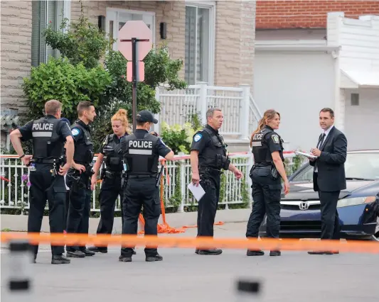  ?? PHOTO AGENCE QMI, THIERRY LAFORCE ?? Plusieurs agents du Service de police de la Ville de Montréal ont été dépêchés sur les lieux du crime survenus lundi dans le quartier de Parc-Extension, à Montréal. Le suspect n’avait toujours pas été localisé hier en fin de soirée.