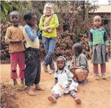  ?? FOTO: PRIVAT ?? Die Spaichinge­rin Claudia Riester, Vorsitzend­e des Vereins Visions for Tanzania, schaute sich vor Ort an, wofür die Spendengel­der verwendet werden.