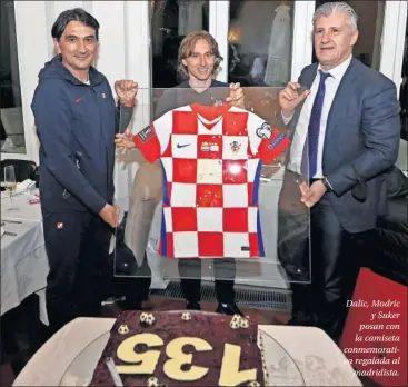  ??  ?? Dalic, Modric y Suker posan con la camiseta conmemorat­iva regalada al madridista.