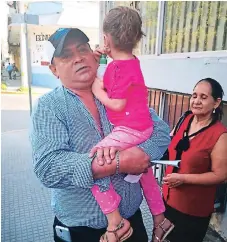  ??  ?? PROCEDIMIE­NTO. La pequeña le fue entregada a su papá Fredy Lemus, quien dijo que la pequeña vivirá con él y la abuela paterna.