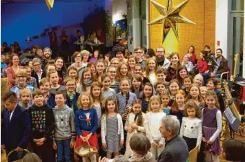  ?? Foto: Dominik Lehmeier ?? Die Kinder und Jugendlich­en der Sing- und Musikschul­e brachten viel Freude in die Herzen der Besucher.