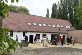  ?? FOTO JAN VAN DER PERRE ?? De eeuwenoude boerderij werd omgebouwd tot een moderne zorgboerde­rij.