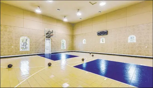  ?? Luxurious Real Estate ?? A three-quarter indoor basketball court with a scoreboard on the main level was in place before NBA center DeMarcus Cousins bought the home. The home sold for $7.5 million on March 18.